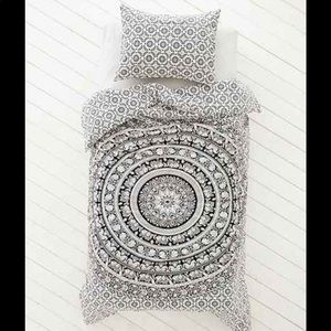 ‼️DONATING SATURDAY‼️Urban Outfitters Duvet